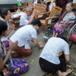 第1月 ダグー月(3月から4月頃)
ミャンマーの新年は1月1日ではなく、近年ほぼ4月17日。
水をかけあっていた昨日までの喧噪が嘘のようにピタッと静まり、あちこちで高齢者を敬う姿が見られる。
ヤンゴン