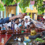 第2月 カソン月(4月から5月頃)
カソン月満月の日には「ニャウンイエトゥンプェ」と呼ばれるお祭がおこなわれる。
菩提樹の下でお釈迦様が悟りを開いたことから、菩提樹に水をかけて祝う。
ヤンゴン