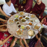 第4月 ワーゾー月 (6月から7月頃)
雨安居を迎える僧侶に袈裟を献じるのが仏教徒家族の習わし。
家に僧侶を招いて食事を捧げる時、家族みなで食卓を持ち上げる。
ヤンゴン