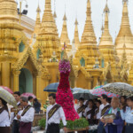 第5月 ワーガウン月(7月から8月頃)
雨の恵みで咲いた色とりどりの花で仏塔を作り祈念する。
ヤンゴン