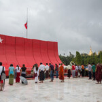 第5月 ワーガウン月(7月から8月頃)
7月19日、アウン サン将軍が暗殺された「殉難者の日」をミャンマー人は忘れない。
アウン サン廟には多くの市民が集まり冥福を祈る。
ヤンゴン