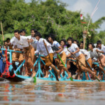 第7月 ダディンジュ月(9月から10月頃)
片足で漕ぐことで知られるインダー族。
彼らが多く暮らす地域のパウンドーウーパゴダのボートレースはもちろん片足で漕いで競われる。
シャン州インレー