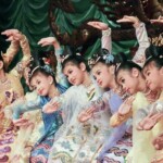 第7月 ダディンジュ月(9月から10月頃)
政府が主催する伝統芸能コンクールはこの時期に開催される。
歌、舞踊、作詞作曲や演奏などさまざまな部門で競われる。
未来の踊子たちの眼差しは真剣そのもの。
ヤンゴン