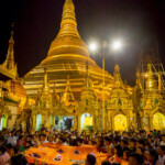 第8月 ダザウンモン月(10月から11月頃)
ダザウンモン月の満月の前夜、聖地シュエダゴンパゴダで袈裟織り大会がおこなわれる。
女性たちが一晩で袈裟を織り、その長さと美しさを競う。
夜が明ける頃、織り上げられた袈裟は仏像にまとわせるために運ばれる。
この日だけ24時間シュエダゴンパゴダは解放される。
ヤンゴン