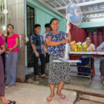 第8月 ダザウンモン月(10月から11月頃)
近所の人たちが寄付を募っておこなう「ネイバンゼー」とは、はずれなしのくじ引きのこと。
誰でも参加できることから、貧しい人たちはどこでいつネイバンゼーが開催されるかよく知っている。
施すことに慣れており進行はお見事。
扇風機を当てた女性は嬉しそうに持ち上げていた。
ヤンゴン