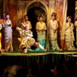 第9月 ナドー月(11月から12月頃)
涼しく過ごしやすくなり、雨も降らないことから各地で仏塔祭がおこなわれ始める。
縁日には露点が並び、歌やダンス、お笑いに芝居ありのエンターテイメントショー「ザッ」が夜を徹して繰り広げられる。
お笑い芸人と伝統的な舞踊を披露する座長の踊り手が盛り上げていた。
ヤンゴン