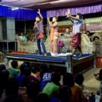 第9月 ナドー月(11月から12月頃)
雨安居をのぞけば得度式はいつおこなってもかまわないが、収穫を終えて農閑期になるこの時期ともなると連日どこかで得度式がおこなわれる。
その得度式の前夜に欠かせないのが伝統的なサイン楽団の生演奏と道化たちによるお笑いだ。
サインワインの太鼓、笛、銅鑼等の楽器が奏でる音楽が流れると「楽しい事が始まる!」と刷り込まれているかのように人が集まってくる。
マンダレー地域ニャンウー