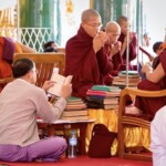 第9月 ナドー月(11月から12月頃)
シュエダゴンパゴダなどで僧侶の口答試験がおこなわれる。
これまで覚えた教典を暗誦するのだ。
翌ピャードー月にはこれまで13名しか合格していない最難関の三蔵の試験もある。
このような形態で2名が厳しく読経のチェックをする。
ヤンゴン