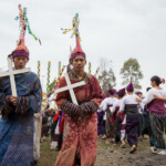第10月 ピャードー月(12月から1月頃)
少数民族のお祭がおこなわれ始める。
カチン族の新年祭「マノープェ」は1月5−10日、カチン州で開催される。
マノーと呼ばれる柱を中心に2グループに別れ、蝶などの模様を作り出しながら踊っていく。
この「マノープェ」は学校校舎落成式(1月下旬)の際おこなわれていた。
カチン州プータオ